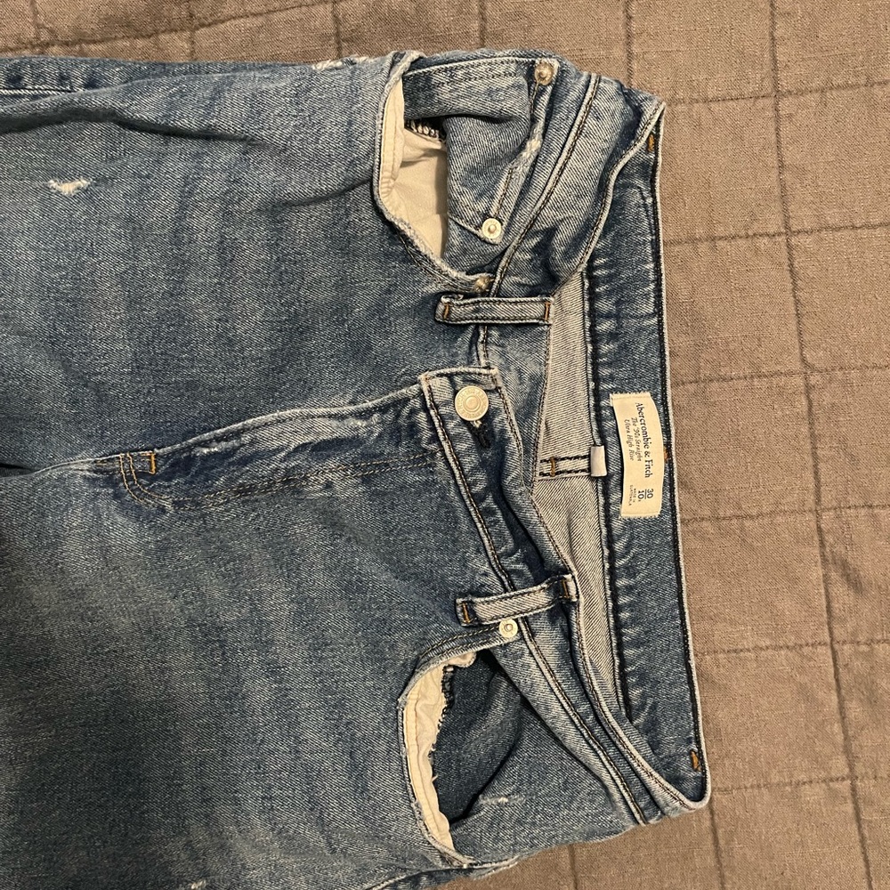 Abercrombie 90’s Straight Ultra High Rise Jean (Curve Love)